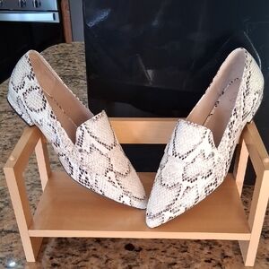 Naturalizer 27 EDIT Cobra Snakeskin Slip On Loafers. Off Whit Beige.